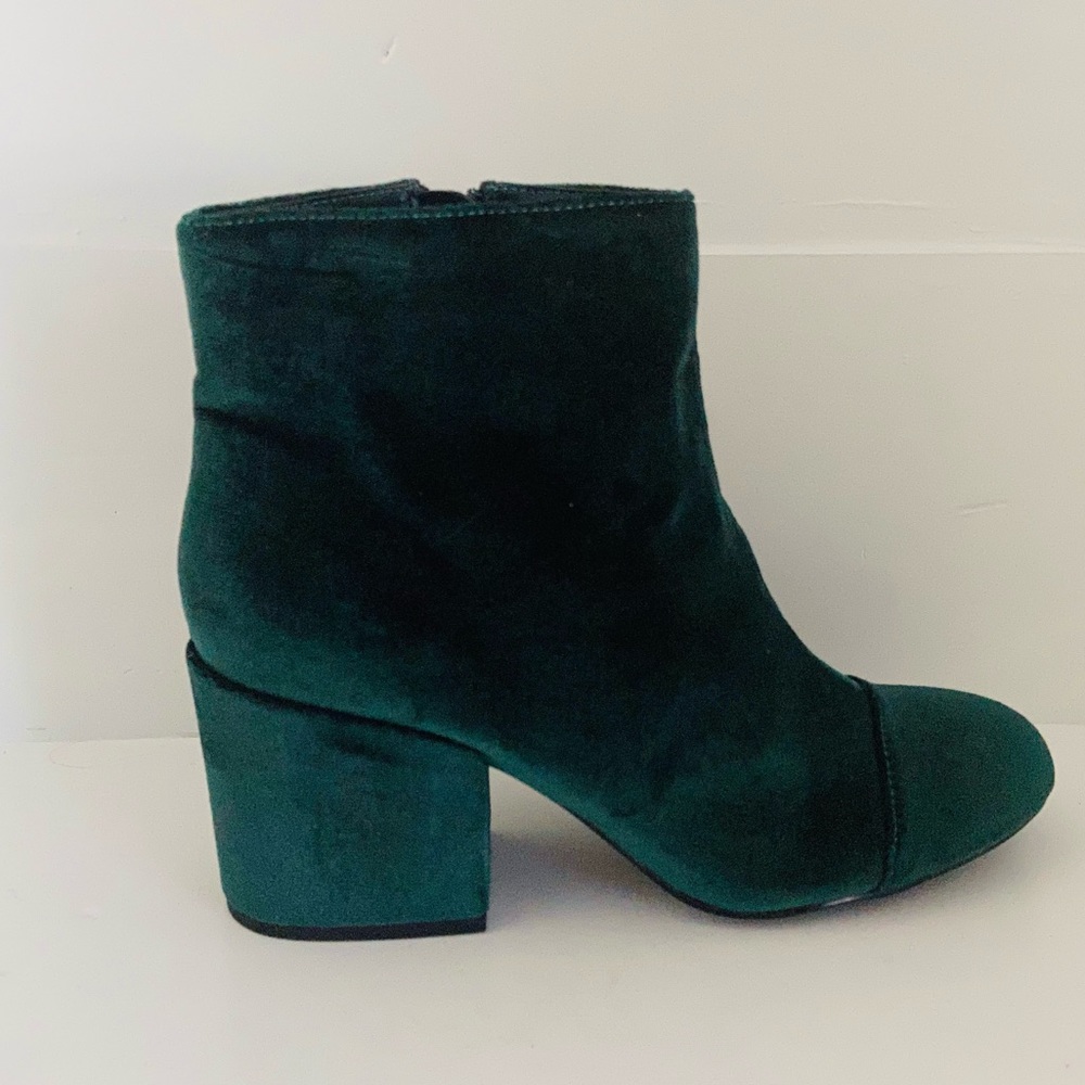 Charles by Charles David Quincey Ankle Booties 8.5